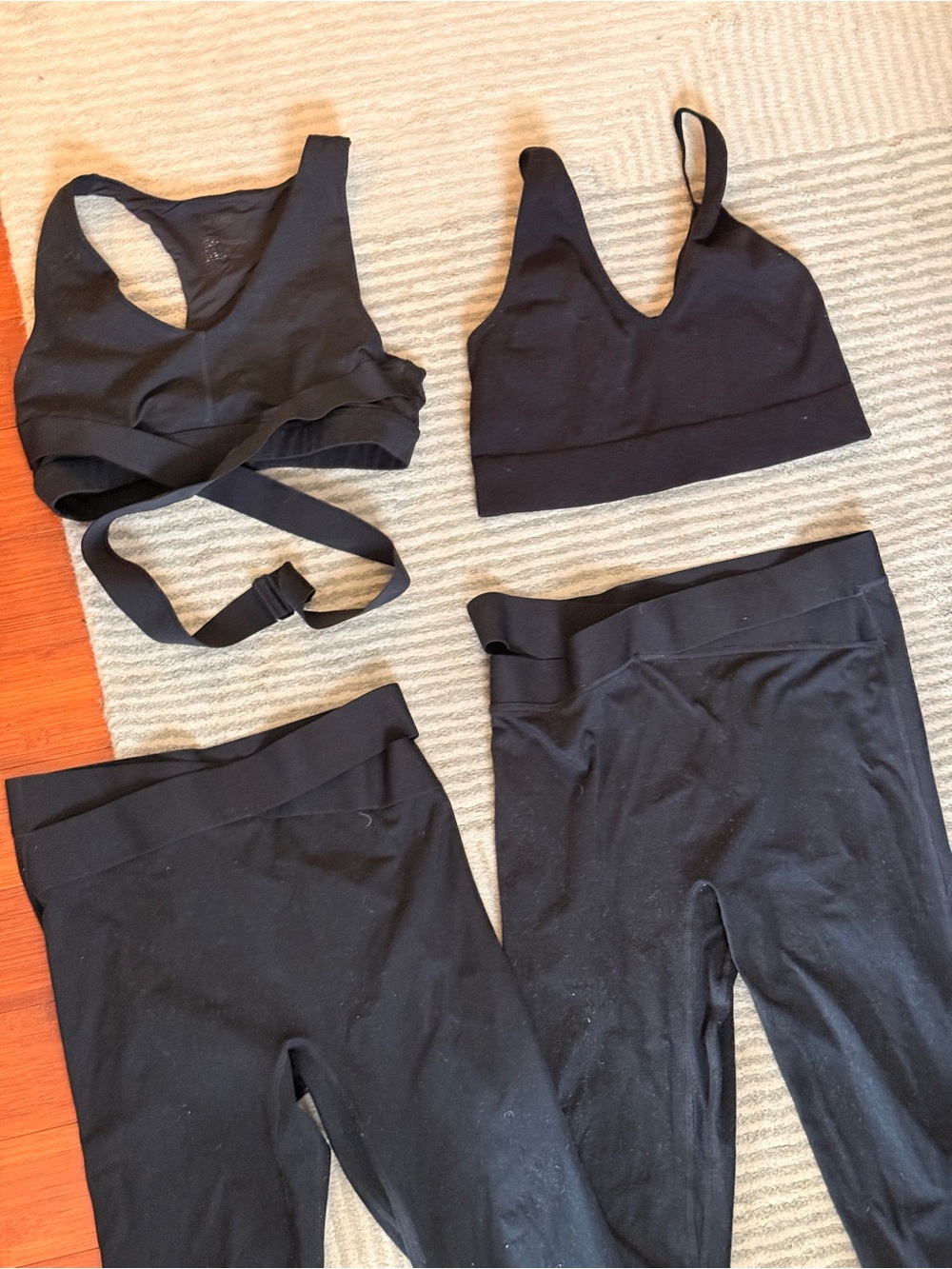 4-Piece Black Activewear Lot Le Ore Bandier Garage Sports Bras & Leggings M/L